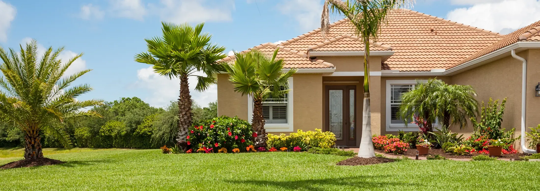 House in Florida with well maintained green front lawn